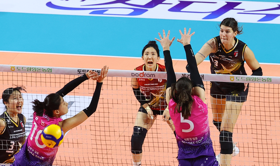 The Daejeon Jung Kwan Jang Red Sparks' Vanja Bukilic, right, attacks during a V League game against the Heungkuk Life Insurance Pink Spiders at Incheon Samsan World Gymnasium in Incheon on Dec. 17. [YONHAP]