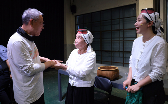 Culture Minister Yu In-chon, left, meets up with Haenyeo Kitchen performers on Aug. 8 in Jeju. [NEWS1] 