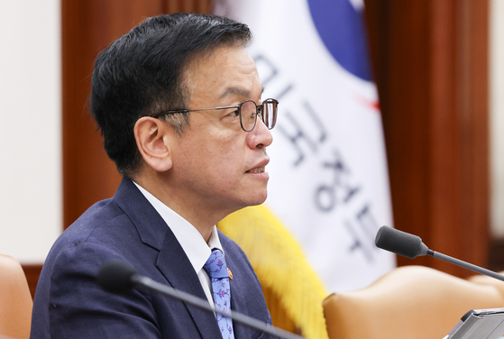 Finance Minister Choi Sang-mok chairs a meeting with economy-related ministers in Seoul on Dec. 18. [NEWS1]