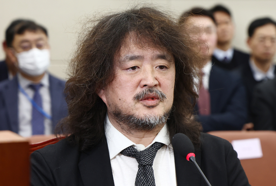 Political broadcaster Kim Eo-jun testifies of an assassination squad being dispatched on Dec. 3 at the National Assembly complex in Yeouido, western Seoul, on Friday. [NEWS1]