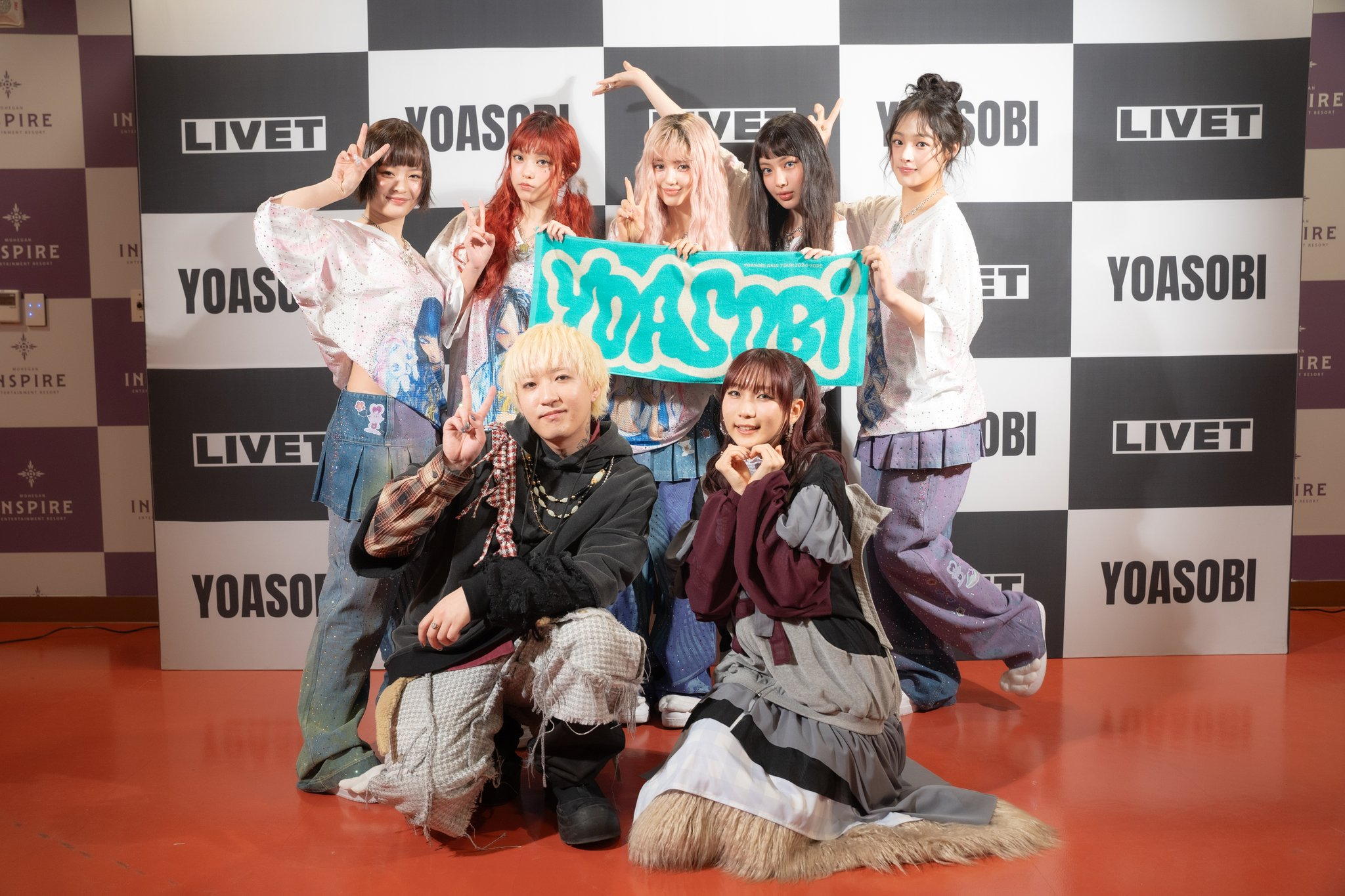 Members of girl group NewJeans posing with J-pop band Yoasobi after the latter's concert [X]