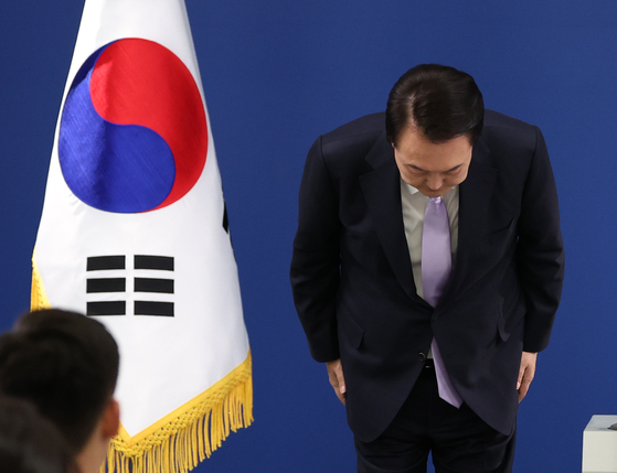 President Yoon Suk Yeol bows to the public at the Yongsan presidential office in central Seoul, on Nov. 7. [YONHAP]