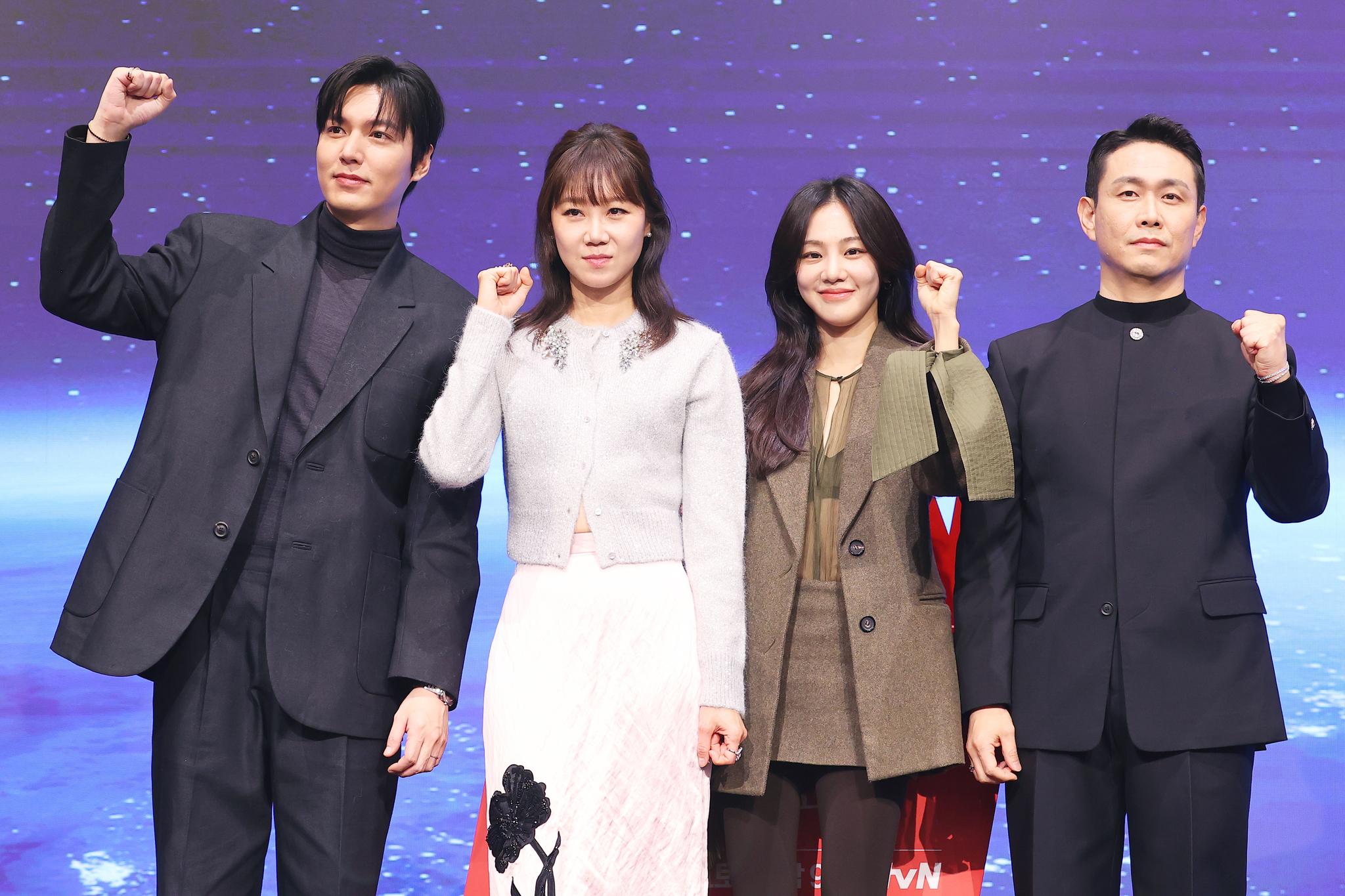 From left to right, actors Lee Min-ho, Kong Hyo-jin, Han Ji-eun and Oh Jung-se pose for photos during a press conference held on Dec. 18 at D-Cube City in Guro District, western Seoul. [YONHAP]