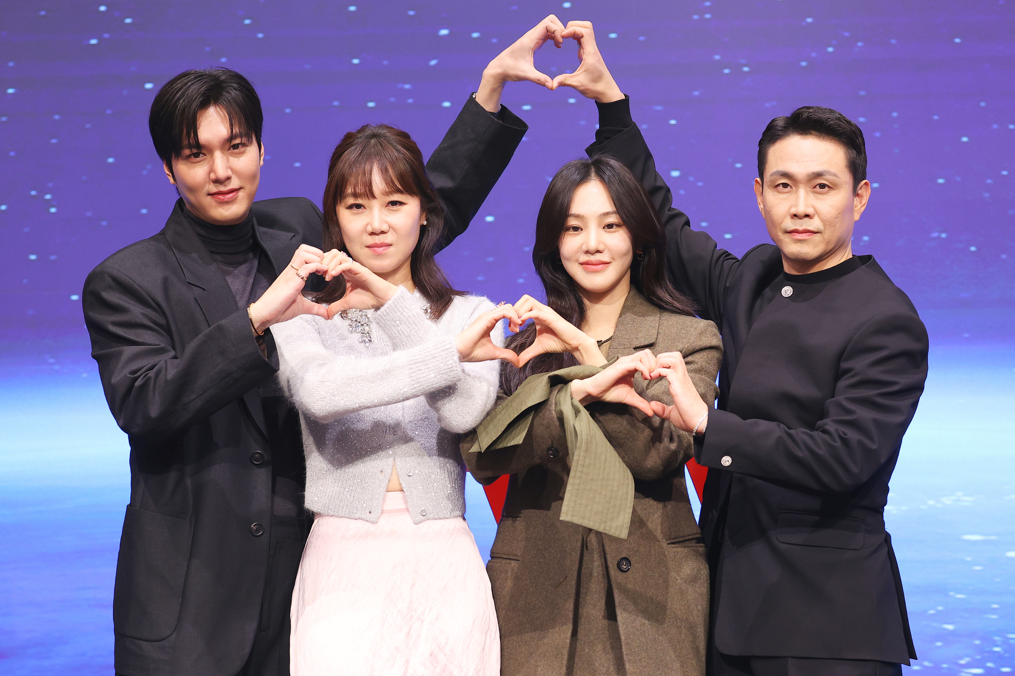 From left to right, actors Lee Min-ho, Kong Hyo-jin, Han Ji-eun and Oh Jung-se pose for photos during a press conference held on Dec. 18 at D-Cube City in Guro District, western Seoul. [YONHAP]