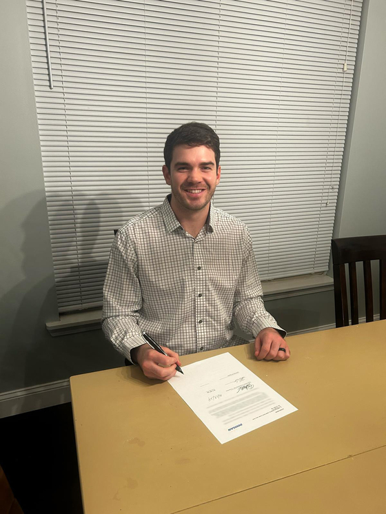 Zach Logue poses with a contract in a photo shared by the Doosan Bears on Thurday.  [DOOSAN BEARS]