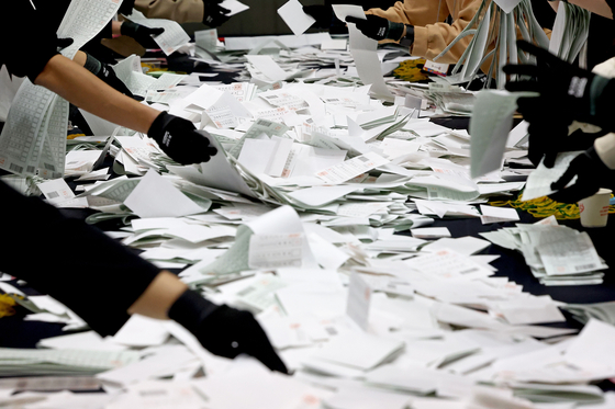 Officials tally votes for the general election at a ballot-counting site in Gwanak District, southern Seoul, on April 10. [YONHAP]