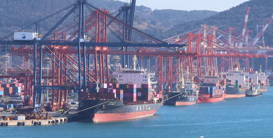 Container ships are docked at a port in Busan on Dec. 16. [YONHAP] 