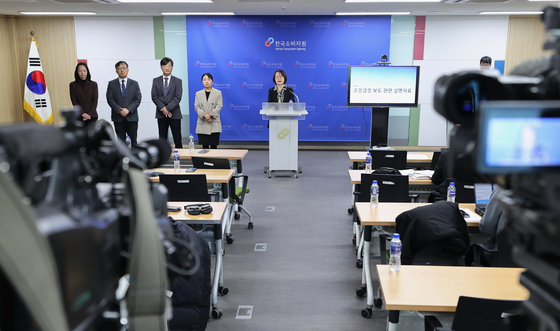 Bae Sam-hee of the Korea Consumer Agency's (KCA) Consumer Dispute Settlement Commission delivers a briefing on the results of the committee's mediation related to the payout crisis at TMON and WeMakePrice in Songpa District, southern Seoul, on the morning of Dec. 19. [YONHAP]