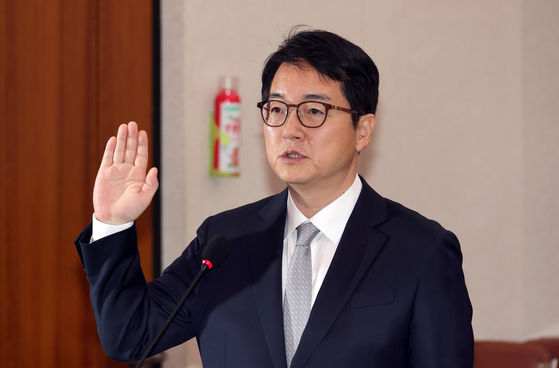 Prosecutor General Shim Woo-jung takes a pledge at the National Assembly in Yeouido, western Seoul on Oct. 21. [KANG JUNG-HYUN]