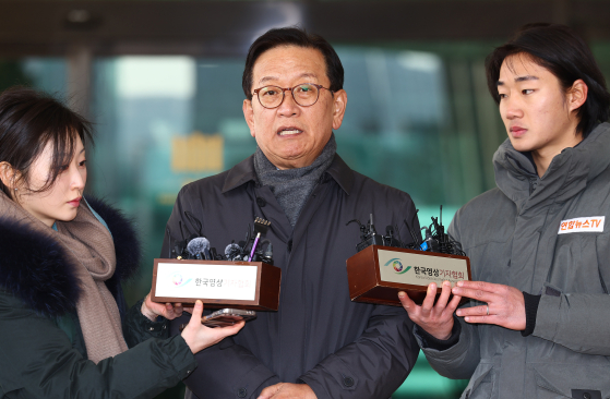 President Yoon Suk Yeol's main lawyer and close acquaintance Seok Dong-hyeon speaks to reporters outside the Seoul High Prosecutors' Office in Seocho District, southern Seoul, on Dec. 19. [YONHAP]