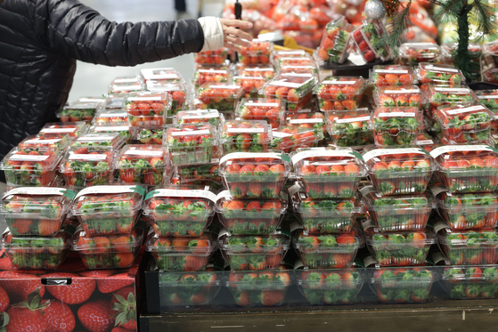Customers shop for strawberries at a supermarket in Seoul on Dec. 19. [YONHAP]