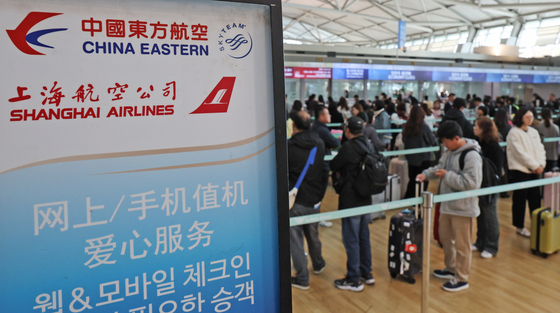 Outbound Korean travelers wait to check in with Chinese airlines at Incheon International Airport on Nov. 8. [NEWS1] 
