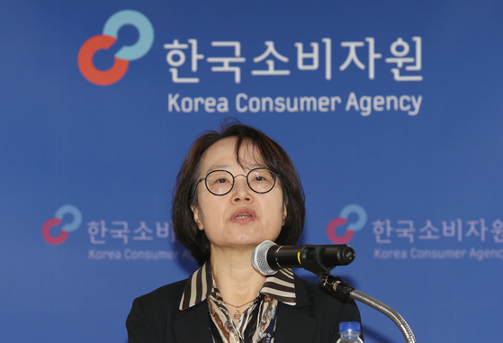 Bae Sam-hee of the Korea Consumer Agency's (KCA) Consumer Dispute Settlement Commission delivers a briefing on the results of the committee's mediation related to the payout crisis at TMON and WeMakePrice in Songpa District, southern Seoul, on the morning of Dec. 19. [YONHAP]