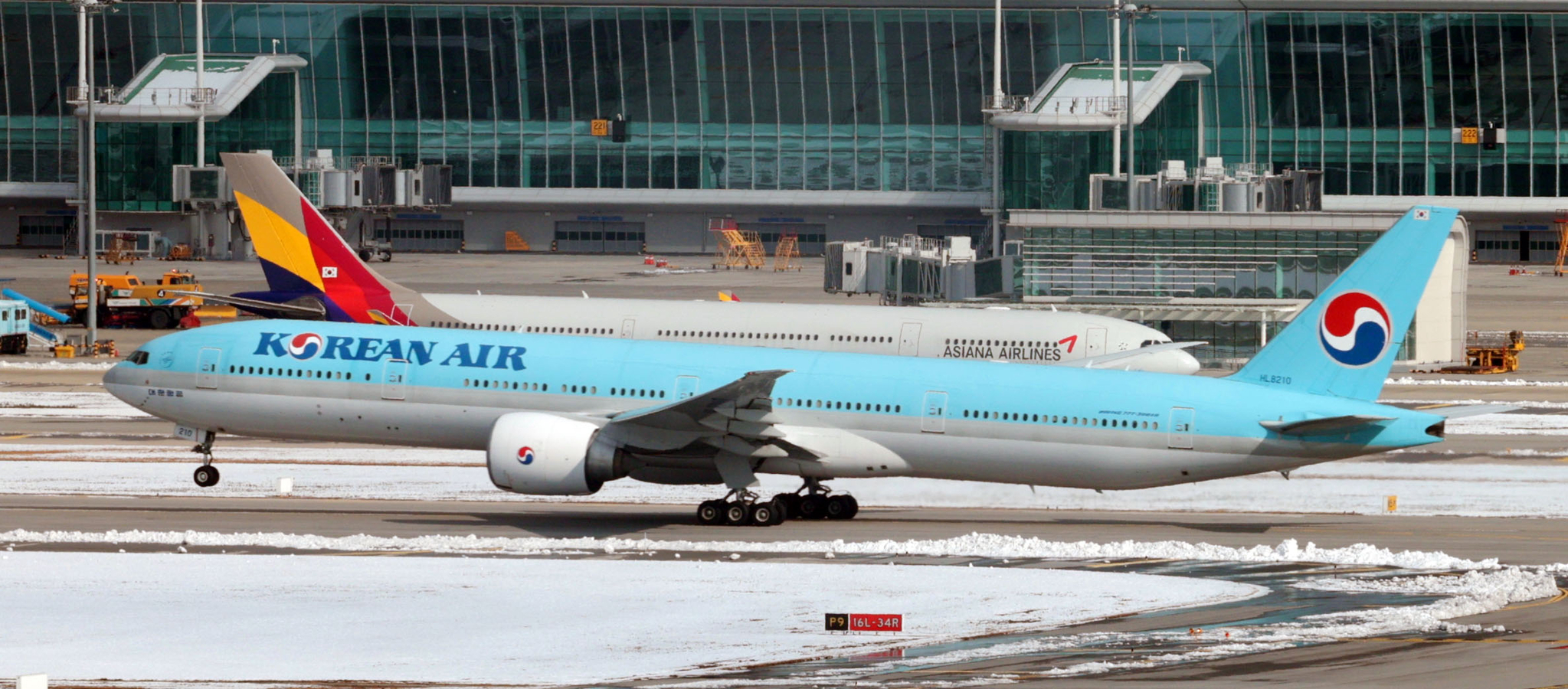 A Korean Air aircraft is seen on the tarmac at Incheon International Airport. [YONHAP]