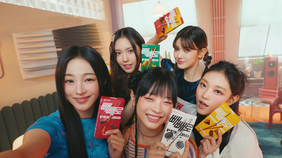 K-pop group NewJeans in an ad for Lotte Wellfood's chocolate Pepero snack [LOTTE WELLFOOD]