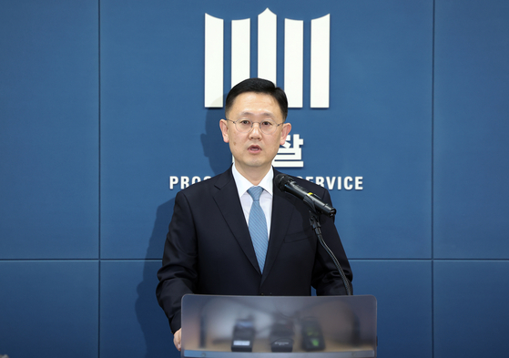 Park Se-hyun, head of the prosecution's special investigative unit, speaks at the Seoul High Prosecutors' Office at Seocho District, southern Seoul on Dec. 8. [YONHAP]