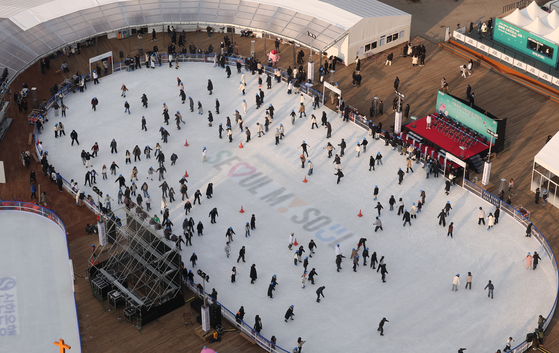 Visitors to the Seoul Plaza ice rink in Jung District, central Seoul, enjoy ice skating on Friday, the opening day. [NEWS1]