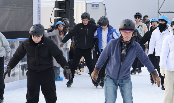 Visitors to the Seoul Plaza ice rink in Jung District, central Seoul, enjoy ice skating on Friday, the opening day. [NEWS1]