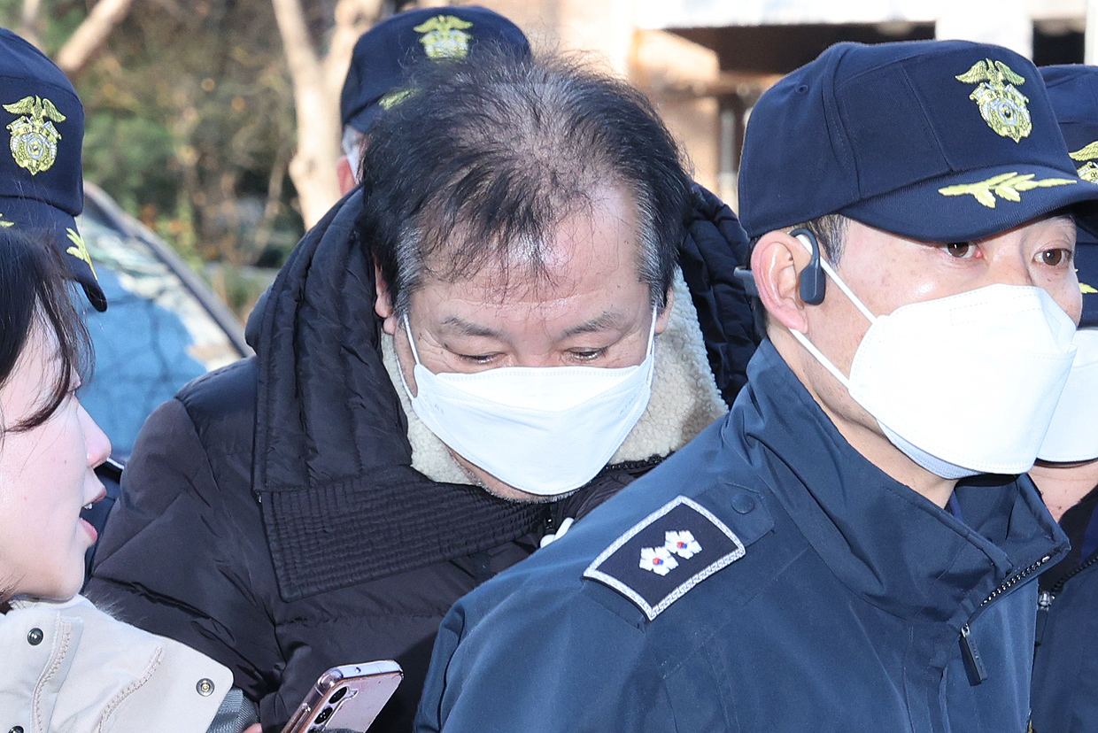 Jeon Seong-bae, a shaman, arrives at the Seoul Southern District Court on Thursday to attend his arrest warrant hearing. [NEWS1]