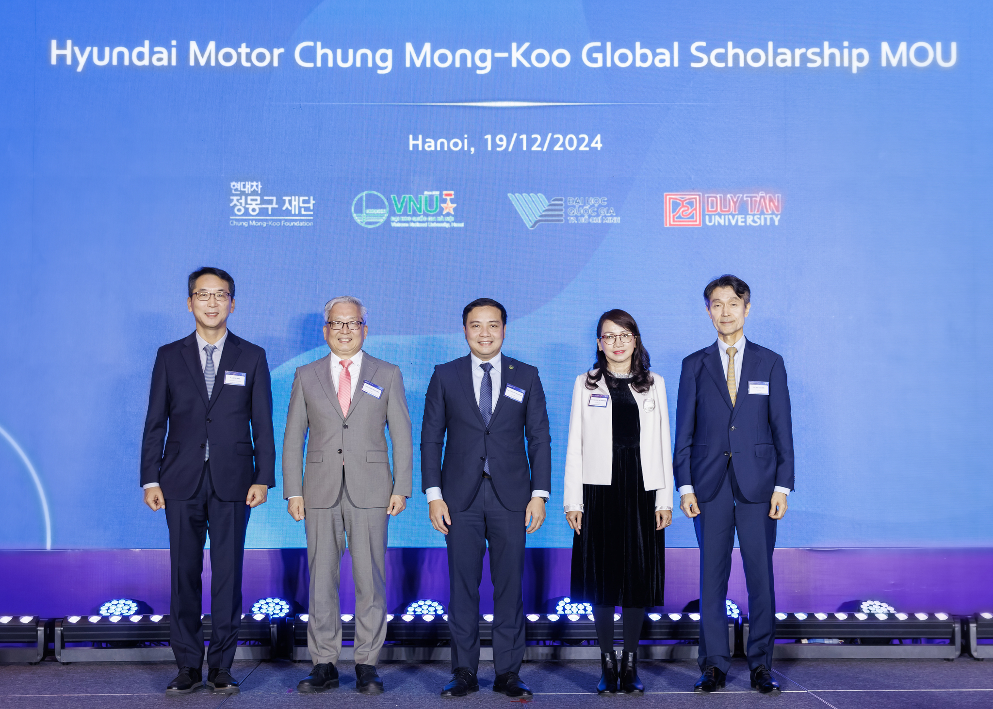 From left: Hyundai Motor's Chief Representative of Vietnamese Business Lee Gi-baek, Hyundai Motor Chung Mong-Koo Foundation Chair Chung Moo-sung, Vietnam National University Hanoi Vice President Dao Thanh Truong, Vietnam National University Ho Chi Minh Vice President Nguyen Thi Thanh Mai, Duy Tan University Vice President Mo Chul Min pose for a photo after signing a memorandum of understanding on Dec. 19 to create a scholarship for visiting students from the universities. [HYUNDAI MOTOR CHUNG MONG-KOO FOUNDATION]