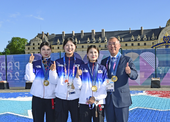 Hyundai Motor Group Executive Chair Euisun Chung, far right, takes a photo with Korean archers as they beat China in the women's team archery gold medal match to win Korea’s 10th straight Olympic gold in the event at the Invalides in Paris in July. [HYUNDAI MOTOR] 