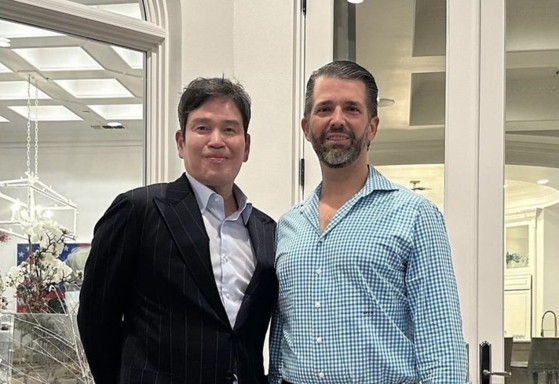 A photo of Shinsegae Chairman Chung Yong-jin and Donald Trump Jr. posted on Chung's Instagram in January. [SCREEN CAPTURE]
