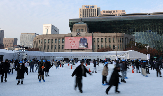 Visitors to the Seoul Plaza ice rink in Jung District, central Seoul, enjoy ice skating on Friday, the opening day. [NEWS1]