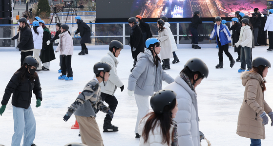 Visitors to the Seoul Plaza ice rink in Jung District, central Seoul, enjoy ice skating on Friday, the opening day. [NEWS1]