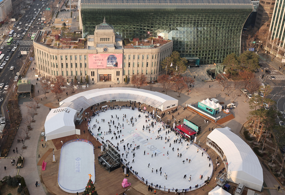 Visitors to the Seoul Plaza ice rink in Jung District, central Seoul, enjoy ice skating on Friday, the opening day. [NEWS1]