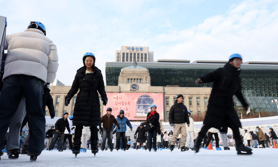 Visitors to the Seoul Plaza ice rink in Jung District, central Seoul, enjoy ice skating on Friday, the opening day. [NEWS1]