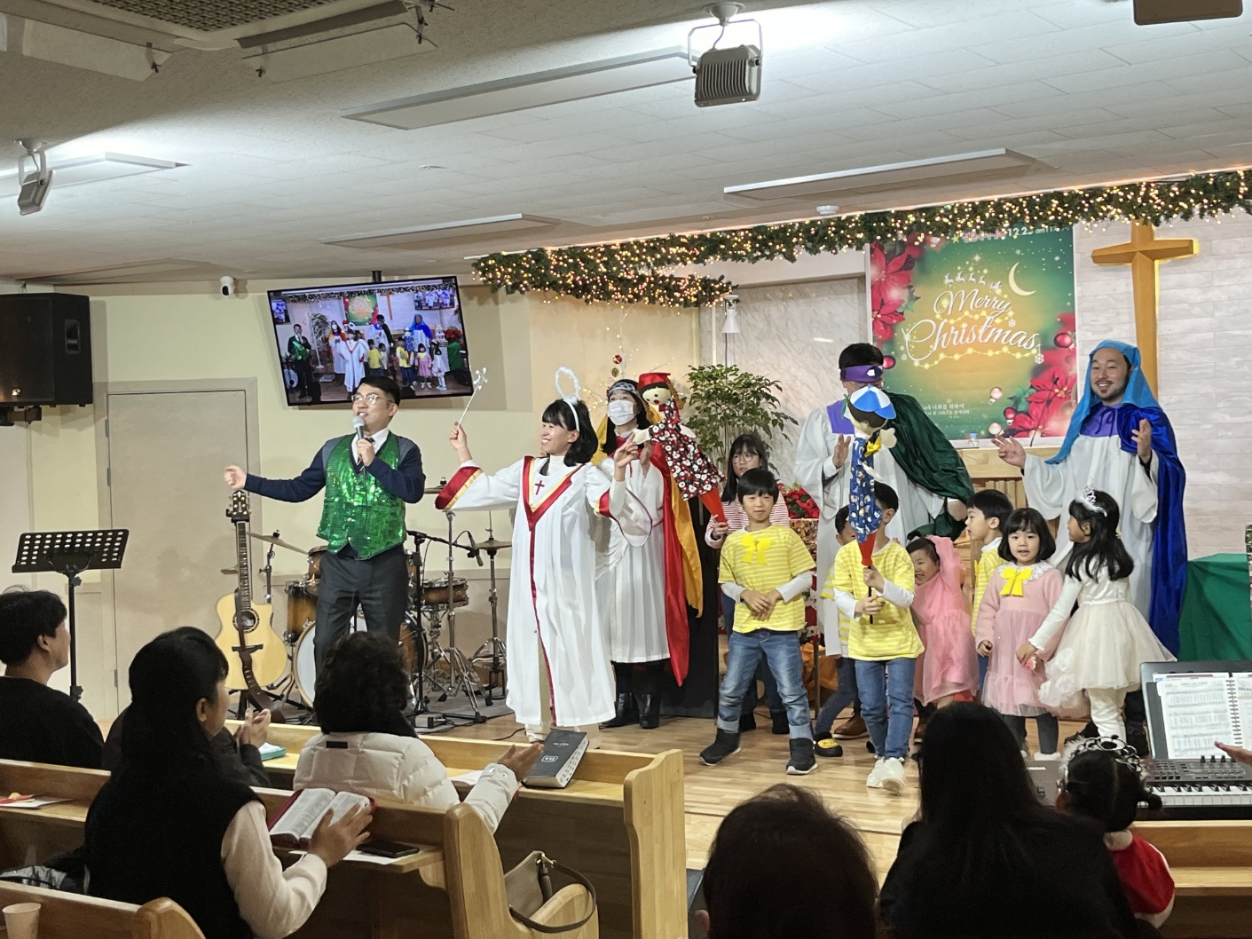 Churchgoers in Gimpo, Gyeonggi, give a Christmas choir performance on Dec. 25, 2023. [OH SEUNG-AHN]