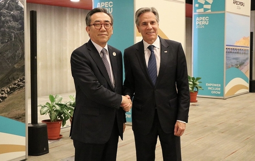 Foreign Minister Cho Tae-yul, left, shakes hands with his U.S. Secretary of State Antony Blinken after their talks on the sidelines of the Asia-Pacific Economic Cooperation meeting in Lima, Peru, on Nov. 14. [MINISTRY OF FOREIGN AFFAIRS]