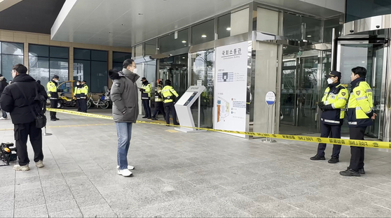 Police guard the entrance to the reception hall of the National Assembly in Yeouido, western Seoul, in the aftermath of a fire on Saturday. [YONHAP]
