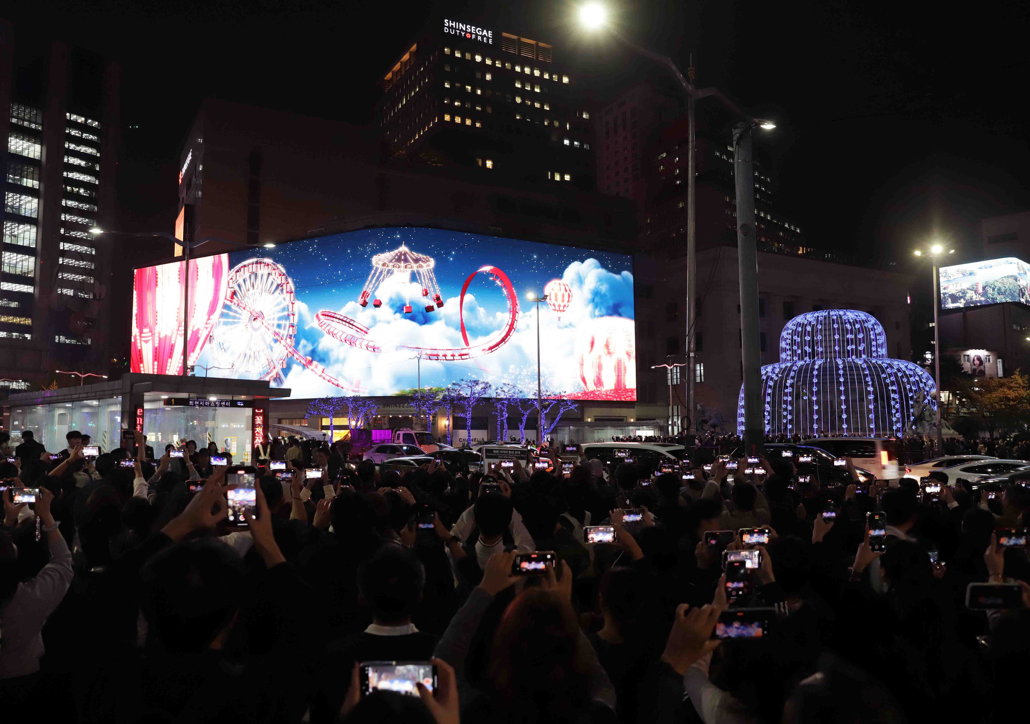 Visitors take photos of Shinsegae's annual Christmas-themed media facade show in Jung District, central Seoul, on Nov. 1 [SHINSEGAE DEPARTMENT STORE]