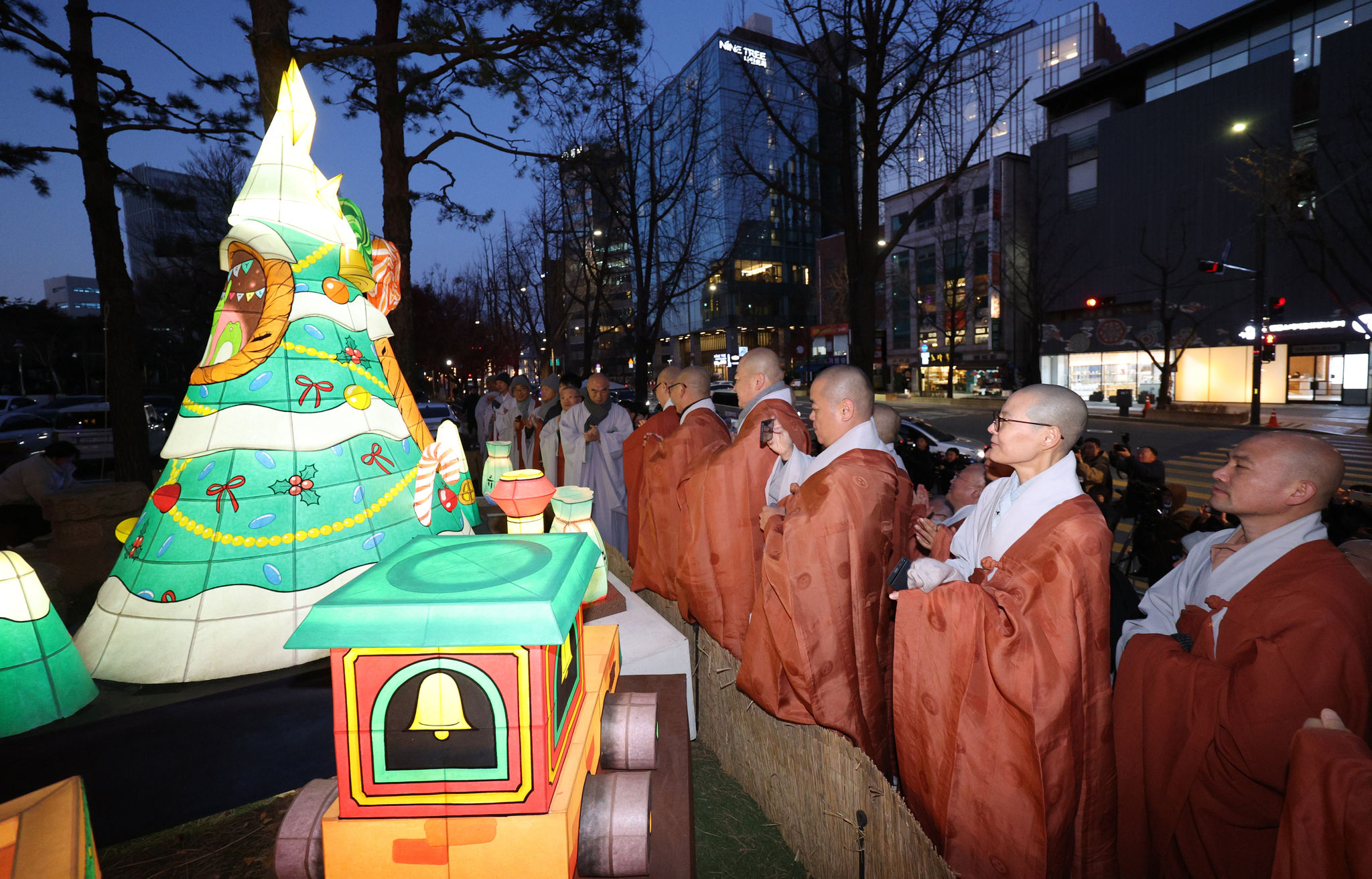 Monks participate in the annual Christmas lighting ceremony at Jogye Temple in Jongno District, central Seoul, on Dec. 17. [NEWS1]