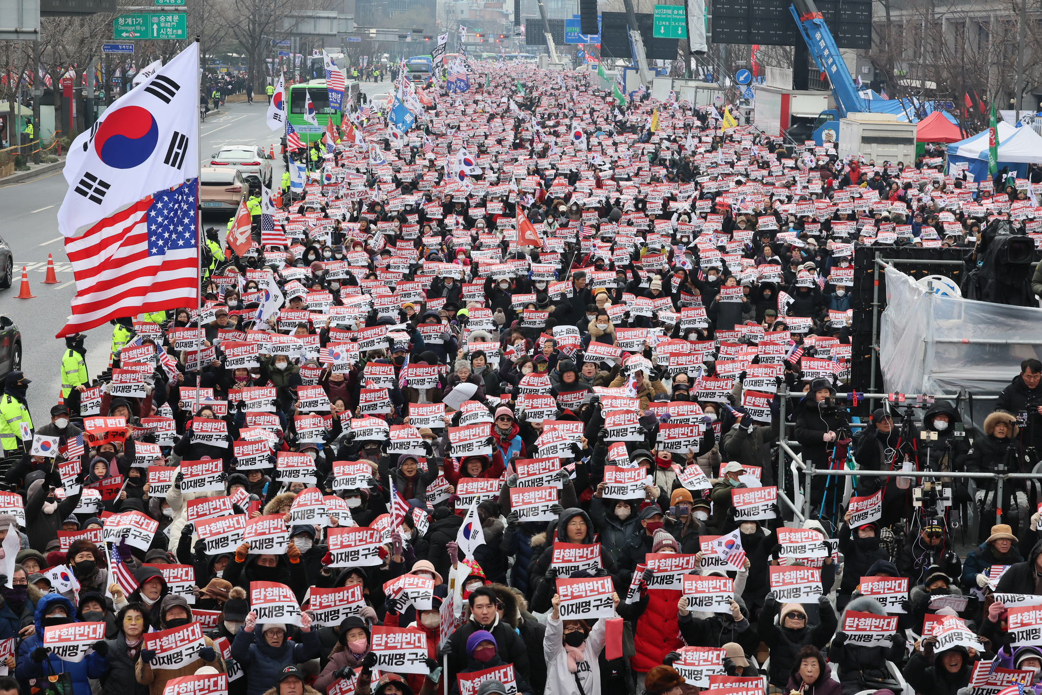 Protesters rally to support President Yoon Suk Yeol at Gwanghwamun, Jongno District, central Seoul on Dec. 21. [NEWS1]