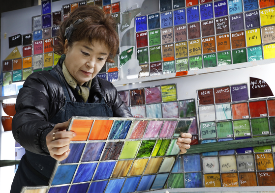 Choi looks at various colored glasses, which are essential for her work. [PARK SANG-MOON] 