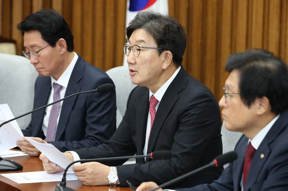 Conservative People Power Party floor leader Rep. Kweon Seong-dong speaks during a floor leadership meeting convened at the National Assembly in western Seoul on Dec. 17. [NEWS1]