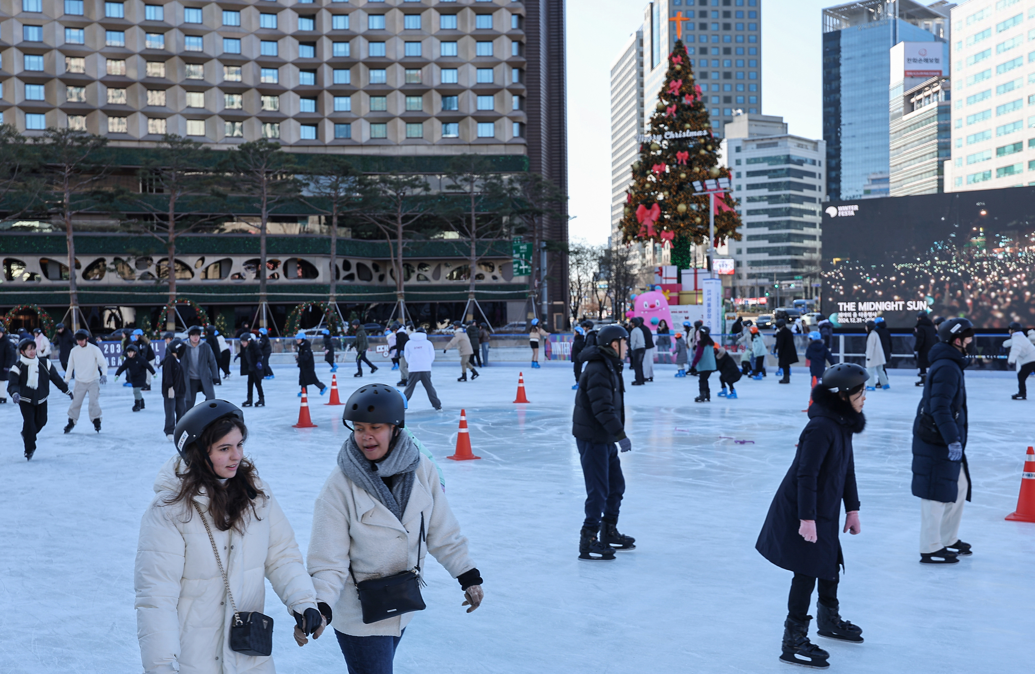Visitors to the Seoul Plaza ice rink in Jung District, central Seoul, enjoy ice skating on Dec. 22. [NEWS1] 