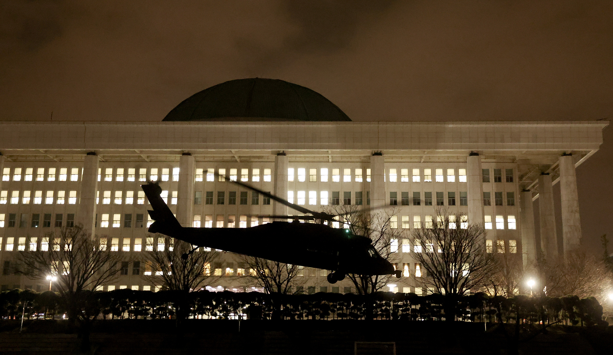 A helicopter carrying troops lands at the National Assembly compound in Yeouido, western Seoul, early Dec. 4. [JOONGANG ILBO] 