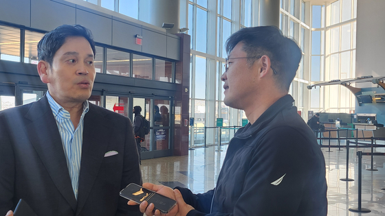 Shinsegae Group Chairman Chung Yong-jin talks with a reporter from the JoongAng Ilbo, an affiliate of the Korea JoongAng Daily, at Hartsfield-Jackson Atlanta International Airport on Dec. 21 (U.S. time). The chairperson met with U.S. President-elect Donald Trump at the politician’s Mar-a-Lago resort in Florida during his six-day stay from Dec. 16. [KANG TAE-HWA]