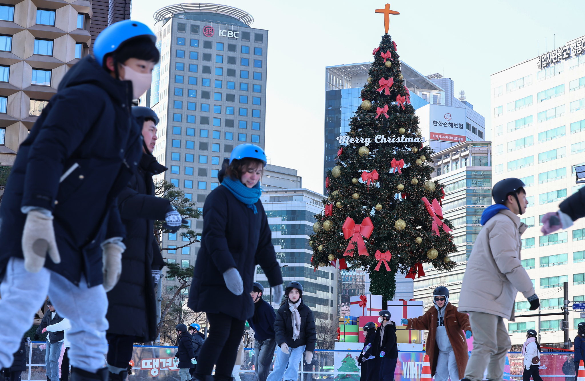 Visitors to the Seoul Plaza ice rink in Jung District, central Seoul, enjoy ice skating on Dec. 22. [NEWS1] 