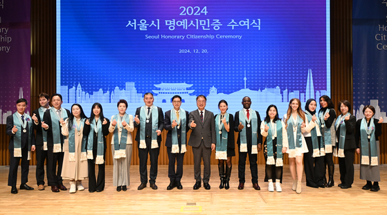 First Vice Mayor of Seoul Kim Sang-han, center, and honorary citizenship recipients pose for a photo during the ceremony at the City Hall in central Seoul on Friday. [SEOUL METROPOLITAN GOVERNMENT]