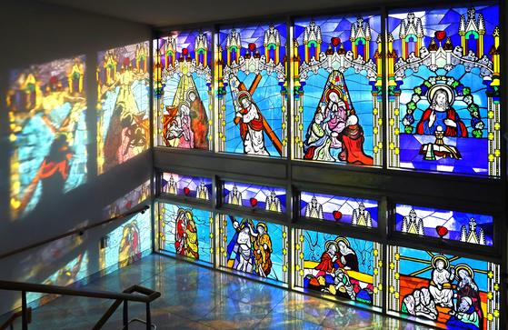 Choi’s stained glass artwork was installed at Saint Luca Catholic Church in Bundang, Gyeonggi.  [PARK SANG-MOON]