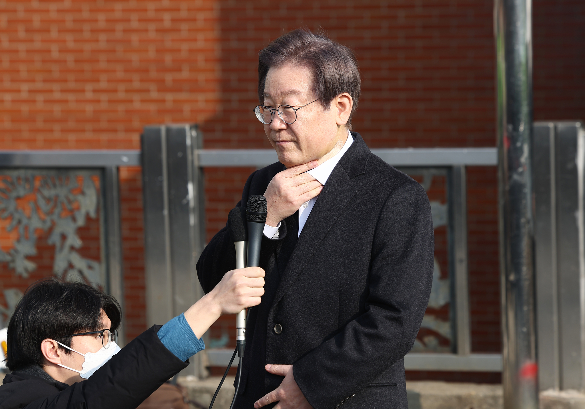 Democratic Party (DP) leader Lee Jae-myung speaks to reporters as he is discharged from Seoul National University Hospital in Jongno District, central Seoul, on Jan. 10, after his stabbing in the neck. [YONHAP] 