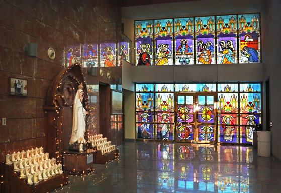 Choi’s stained glass artwork was installed at Saint Luca Catholic Church in Bundang, Gyeonggi.  [PARK SANG-MOON]