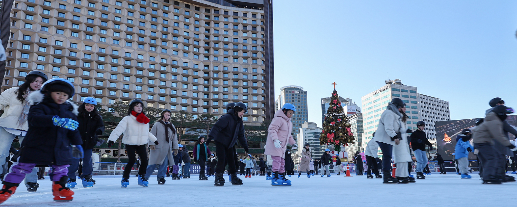 Children skate at the Seoul Plaza ice rink in Jung District, central Seoul, on Dec. 22, the weekend before Christmas. The 1,000 won (70 cents) rink opened for this winter season on Friday, the same price since 2004, and will remain open until Feb. 9 next year. [NEWS1] 