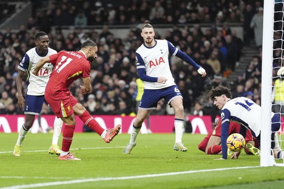 Liverpool forward Mohamed Salah scores a goal during the Premier League match against Tottenham Hotspur at Tottenham Hotspur Stadium in London on Dec. 22. [AP/YONHAP] 