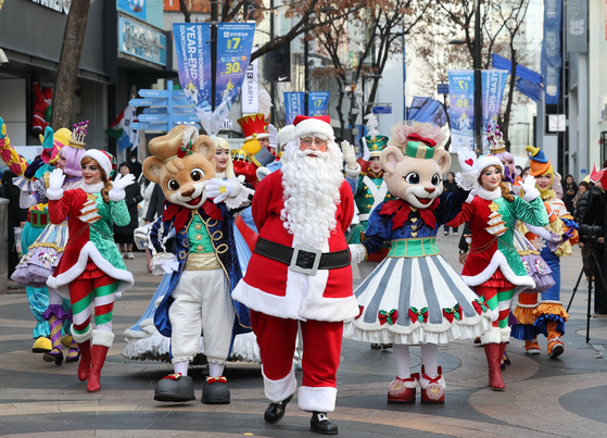 Everland hosts a Christmas parade in the Myeong-dong neighborhood of Jung District, central Seoul, on Monday morning. [YONHAP]