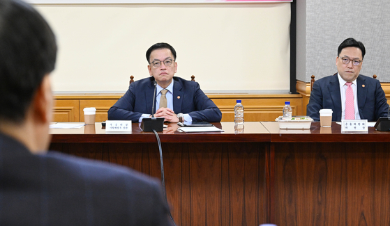 Finance Minister Choi Sang-mok, left, chairs an emergency meeting in Seoul on Dec. 23.